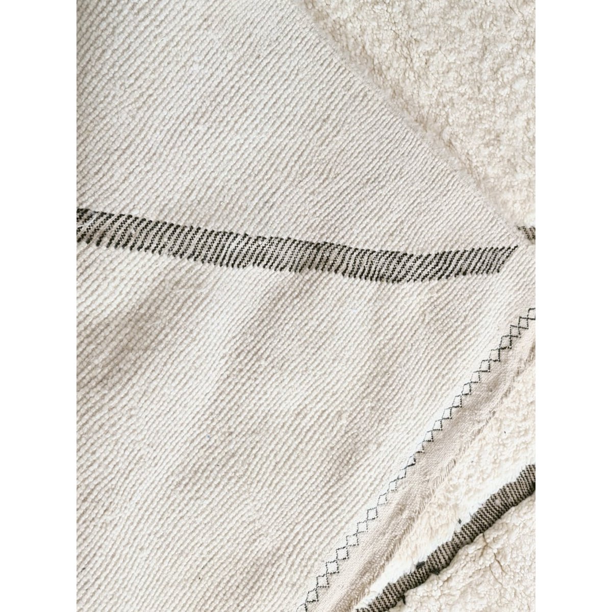 Handcrafted Luxury Berber Carpet in Timeless Wool Design 227x300 cm